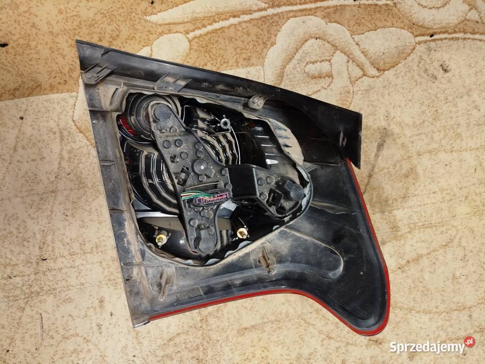 Lampa lewa tył Toyota Avensis T25 hb