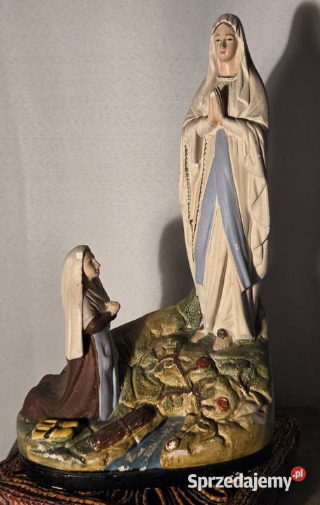 Stara figurka z gipsu Matka Boska z Bernadettą z łódzkie