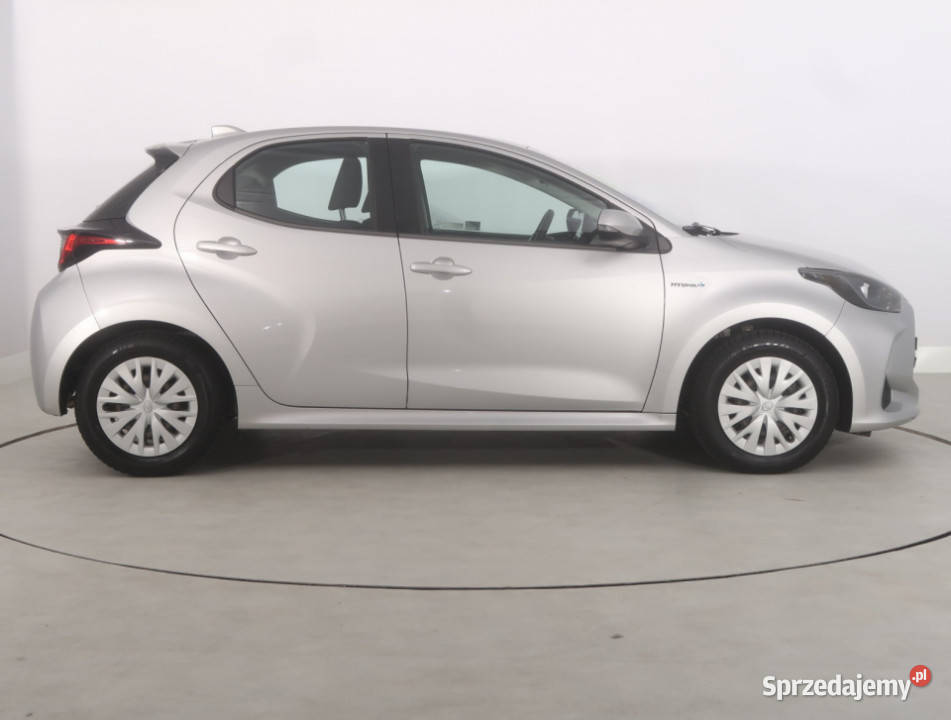 Toyota Yaris 15 VVTi Hybrid srebrny dolnośląskie Bielany Wrocławskie