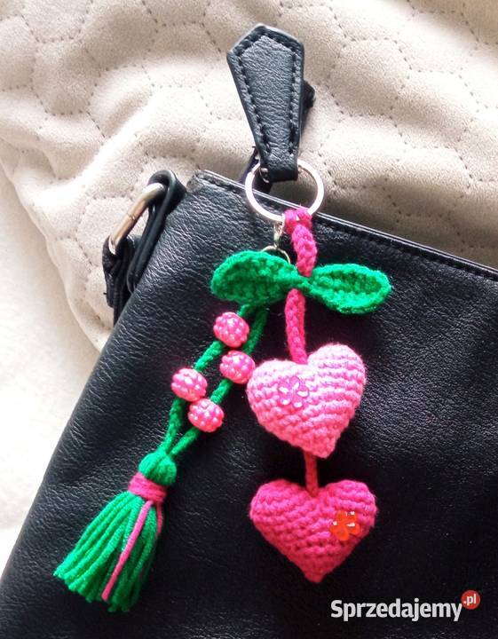 Serduszkowy brelok wykonany na szydełku Łask
