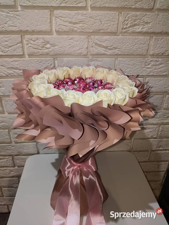 Bukiet z róż mydlanych i cukierków lindor Konin