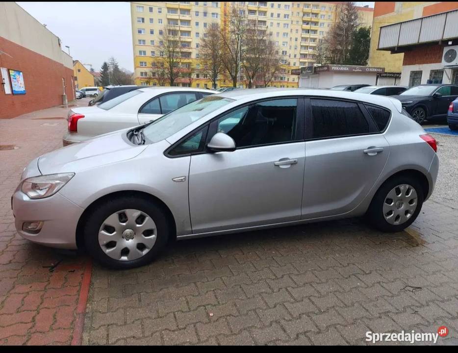Opel Astra J 2012r z małym przebiegiem Police
