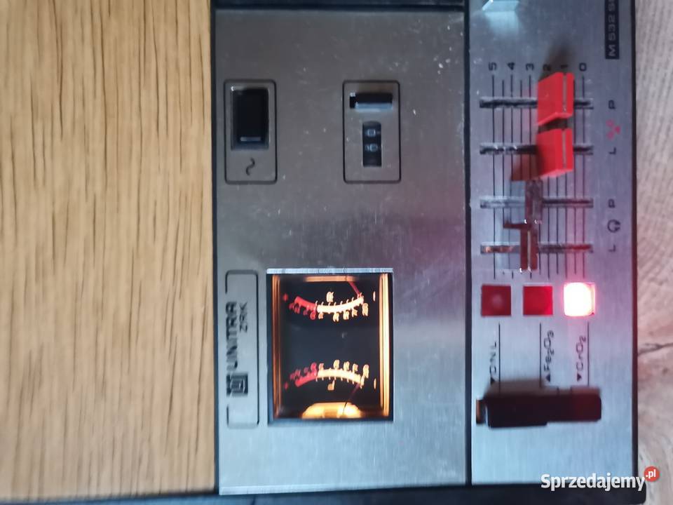 Magnetofon kasetowy z czasów PRLu Kraków