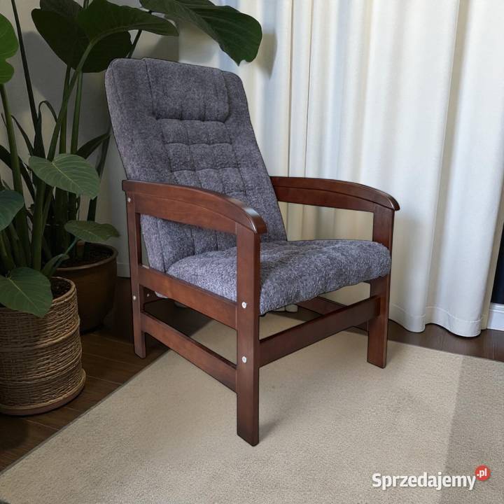 Klasyczny pikowany fotel wypoczynkowy na stelażu Tarchały Małe