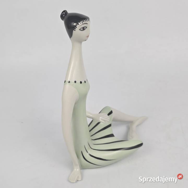 Siedząca kobieta Zsolnay projekt Trk Jnos lata Porcelana i szkło Warszawa