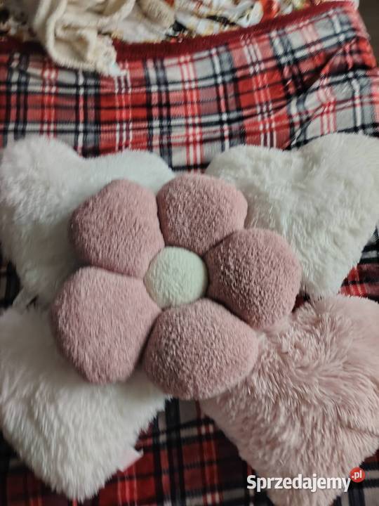 Poduszki włochate serduszka kwiatek Więcbork