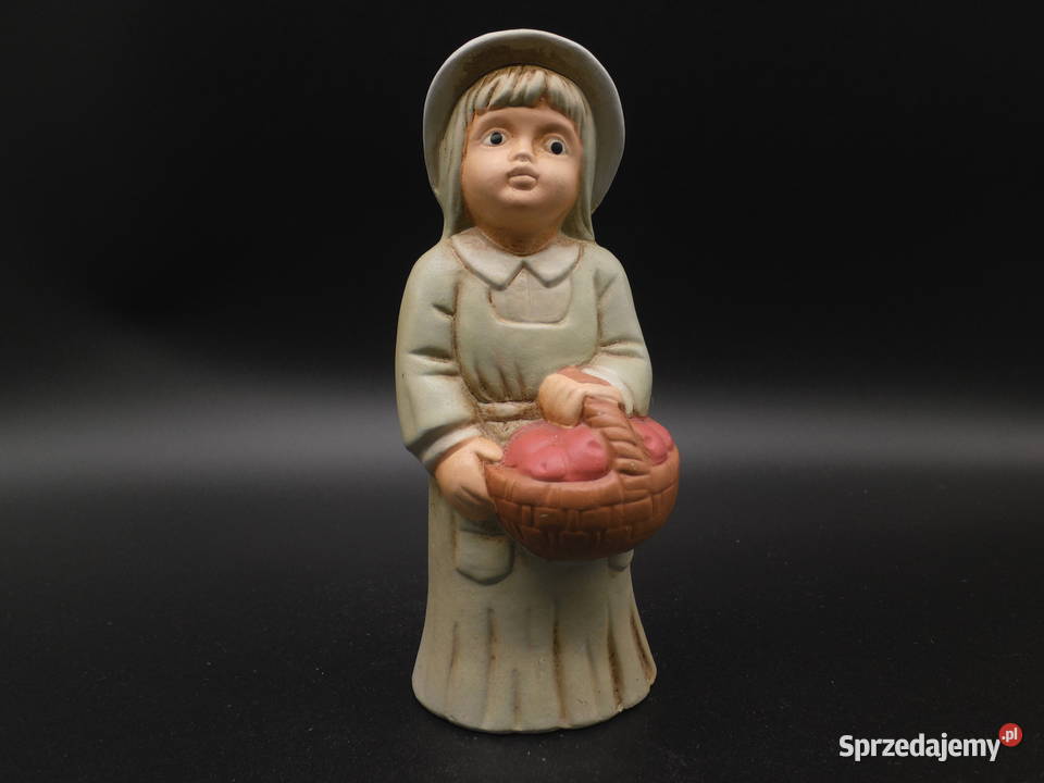 Ceramiczna figurka przedstawiająca dziewczynkę z Raszków