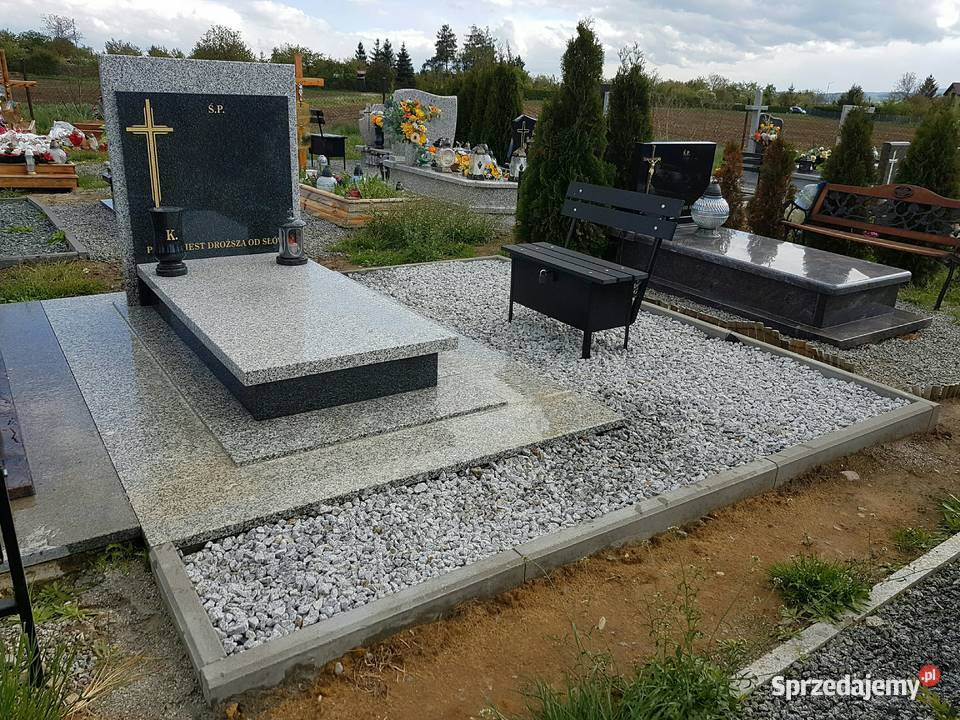 Nagrobek strzegomski impala z posadzką
