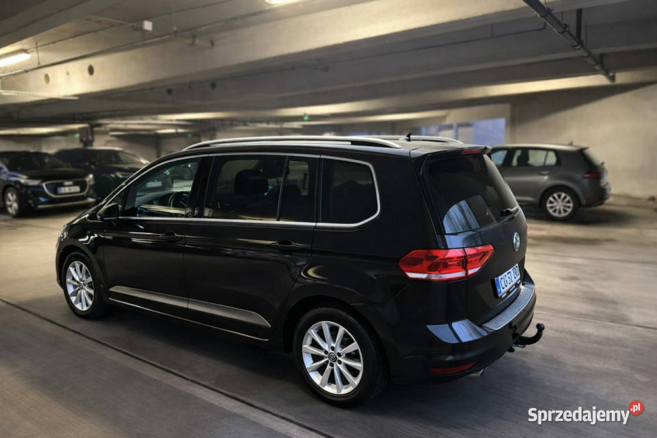 Volkswagen Touran III 2015 czarny Samochody osobowe Sadlno