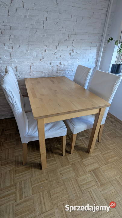 stół drewniany Ikea z krzesłami w białych