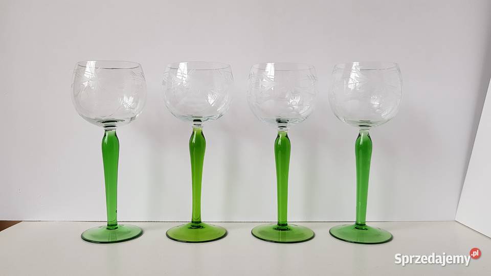Stare szlifowane kieliszki z zieloną nóżką szkło