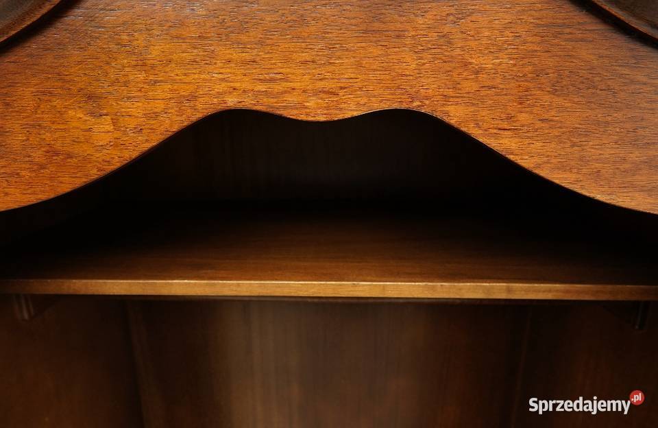 Stylowa intarsjowana szafa z kwiatowym motywem Jerka