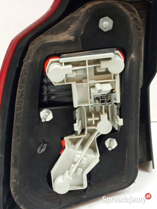 LAMPA TYŁ PRAWA KOMBI Volvo V50 I 20042012