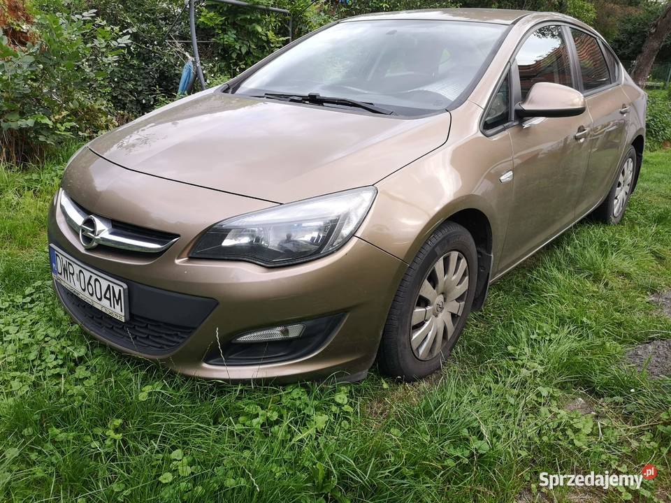 Zadbany Opel Astra 1.6 benzyna 2013 r