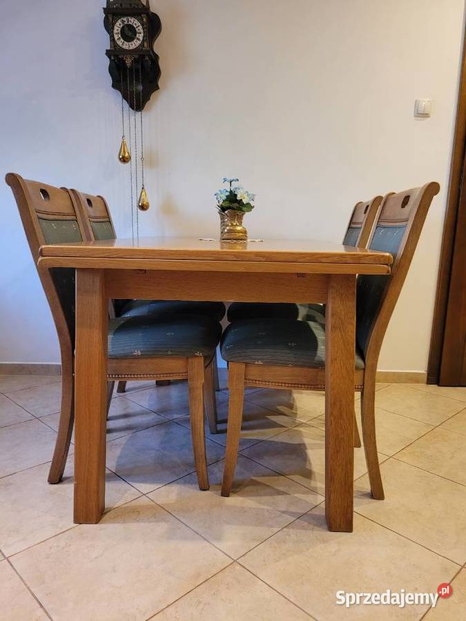 Rozkładany stół z czterema krzesłami