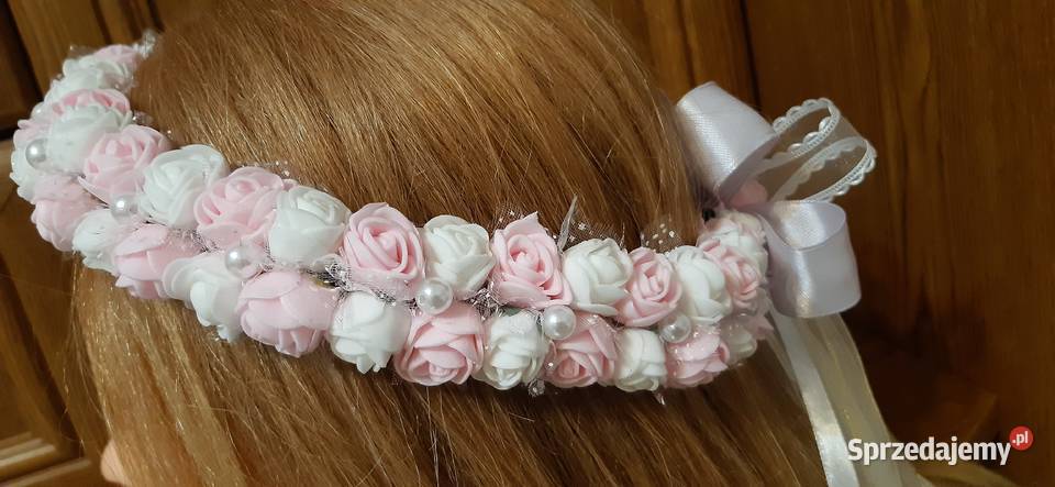 Wianek komunijny bialo jasnorozowy z perełkami Borów sprzedam
