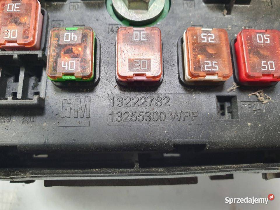 SKRZYNKA BEZPIECZNIKÓW OPEL INSIGNIA A 13354498 Lipno