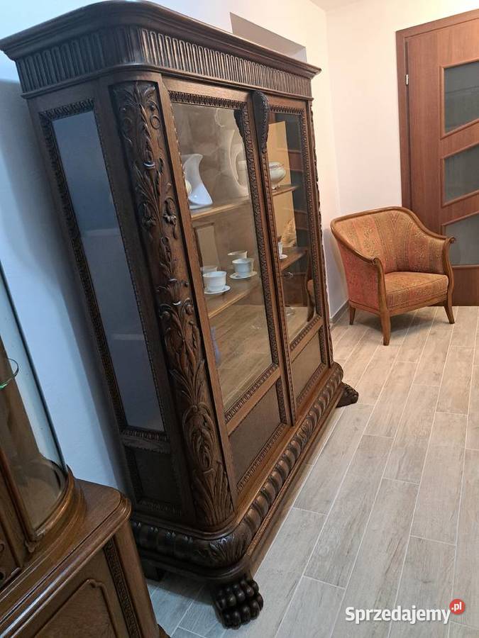 Piękna witryna biblioteka na lwich łapach