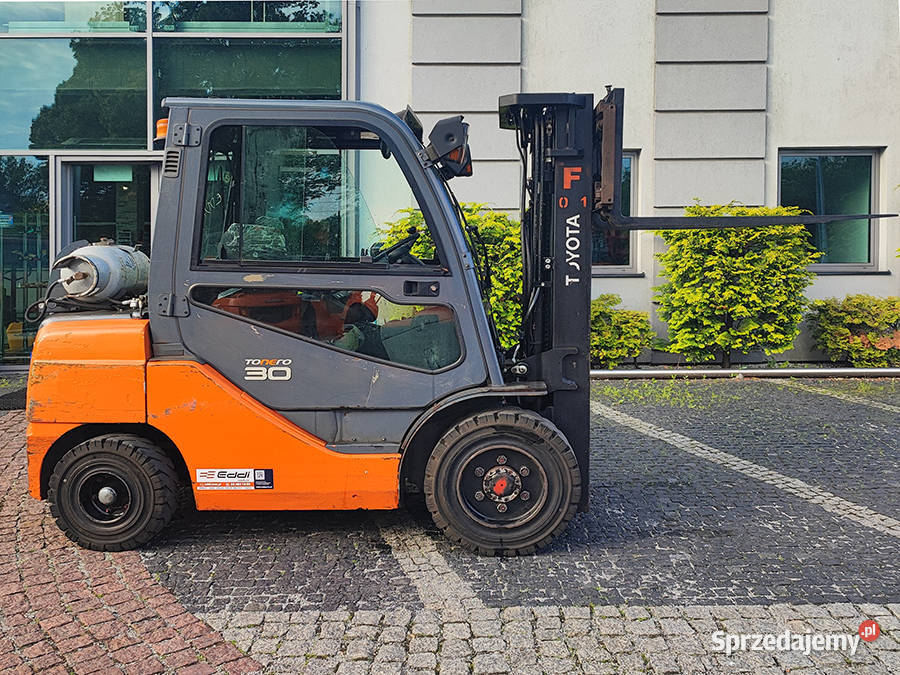 Wózek widłowy Toyota 028FGF30 3 tony triplex 43 Kęty
