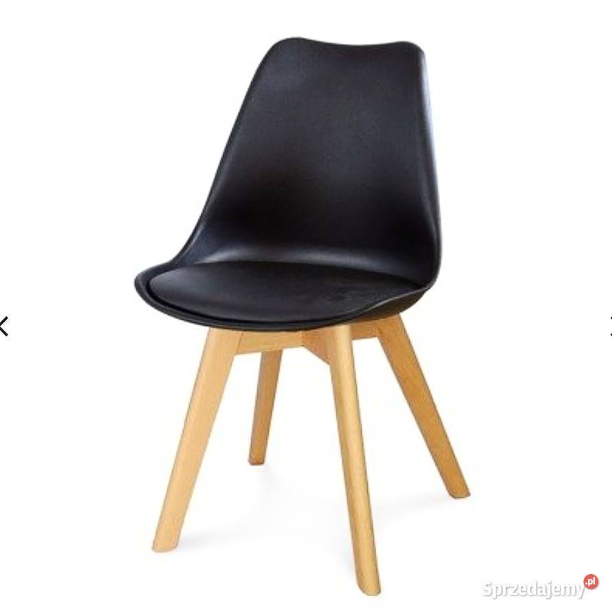 Czarne krzesło z drewnianymi nogami inspirowane