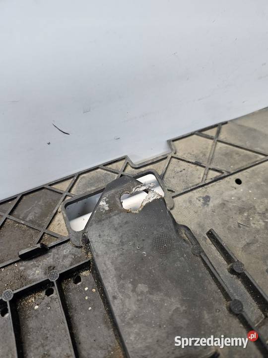 OSŁONA PŁYTA POD ZDERZAK AUDI Q3 8U 8U0807233A osobowe Przystajń