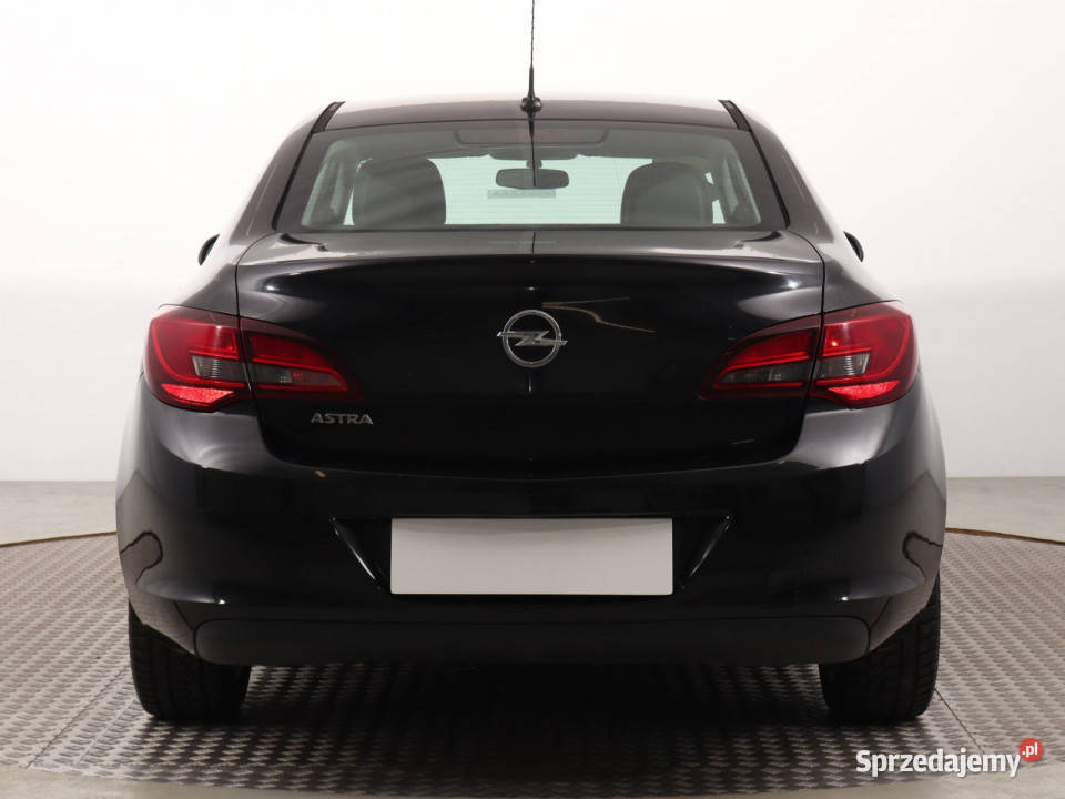 Opel Astra 16 16V Rok produkcji 2014 Astra