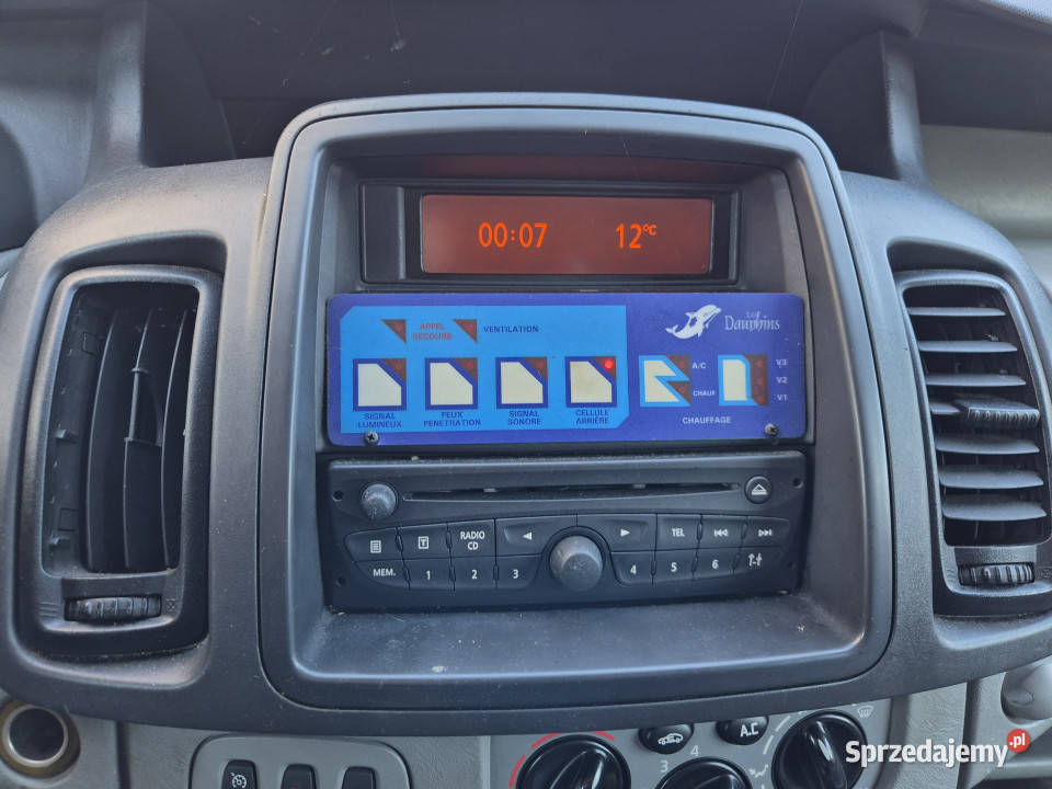 RENAULT Trafic 20 dCi 115 2011 r Ambulans Rok produkcji 2011
