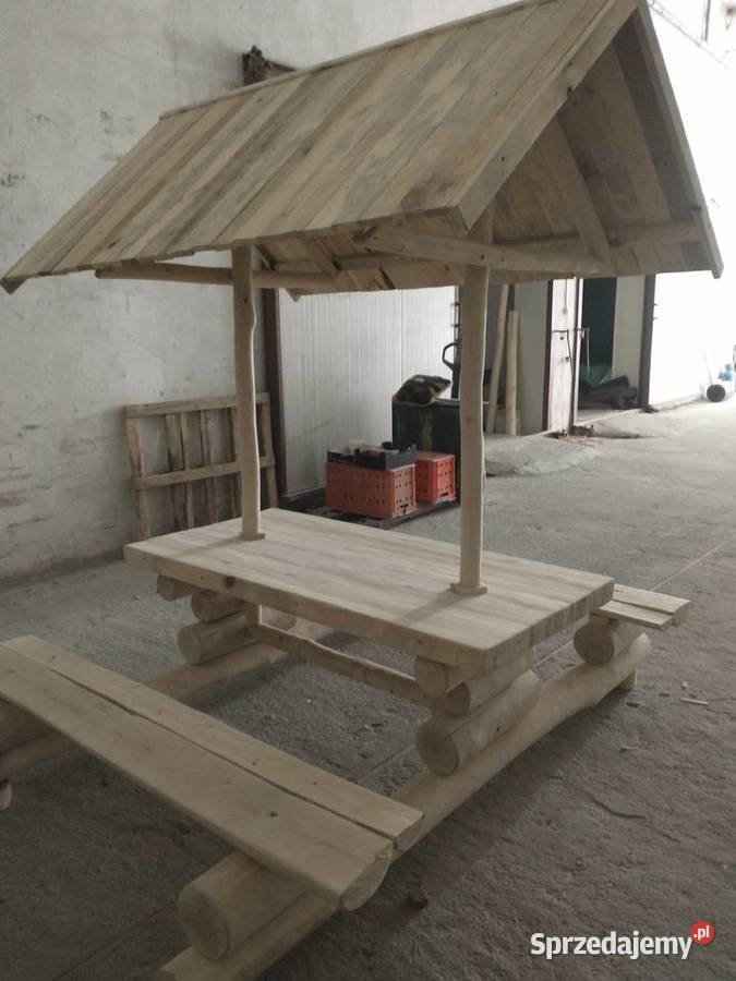Stół z bali pod dachem Sieradz