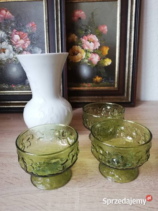 Biały porcelanowy wazonik Gorlice