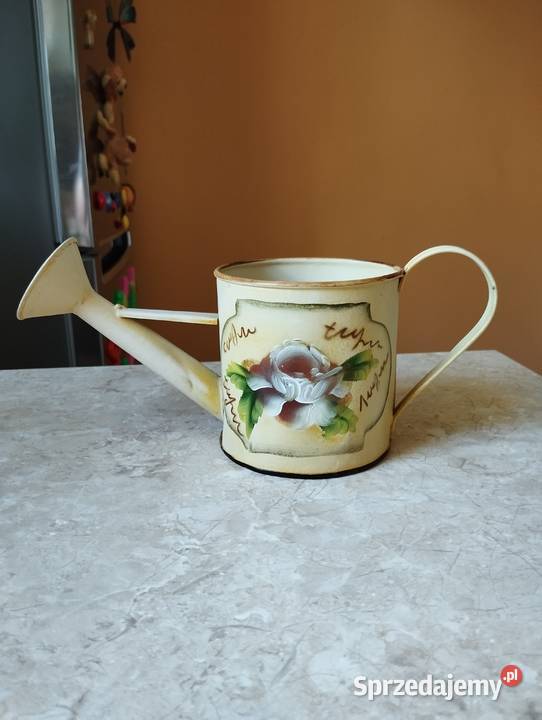 Komplet metalowych dzbanków konewek