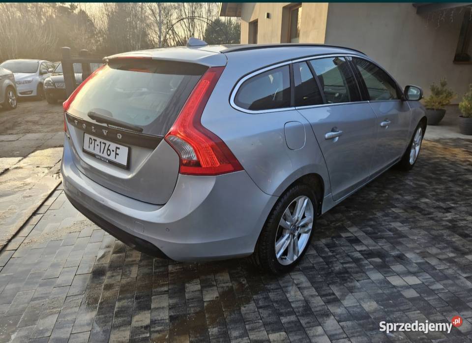 Volvo V60 16D 115 2012 Bogate wyposażenie Rok produkcji 2012 Czarna Białostocka