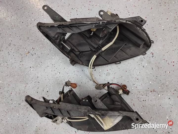 Dwie prawe obudowy Toyota Avensis części Lampy przednie Kielcza