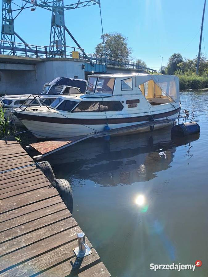 Łódź motorowa kabinowa