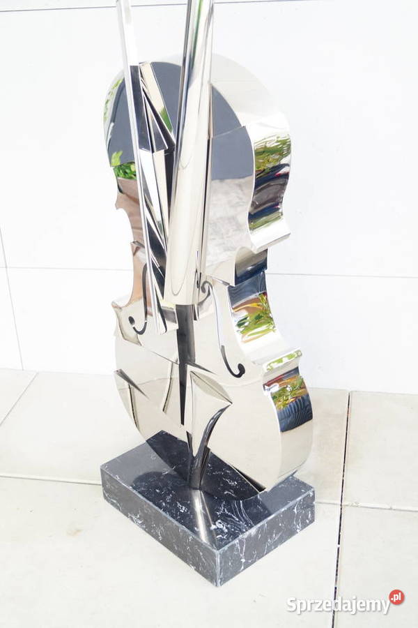 Srebrne skrzypce stal nierdzewna na marmurze Gizałki