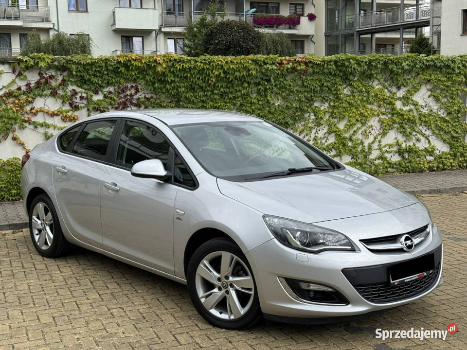 Opel Astra 14 Turbo Sedan stan Oryginalny Lakier srebrny Tarnowskie Góry sprzedam