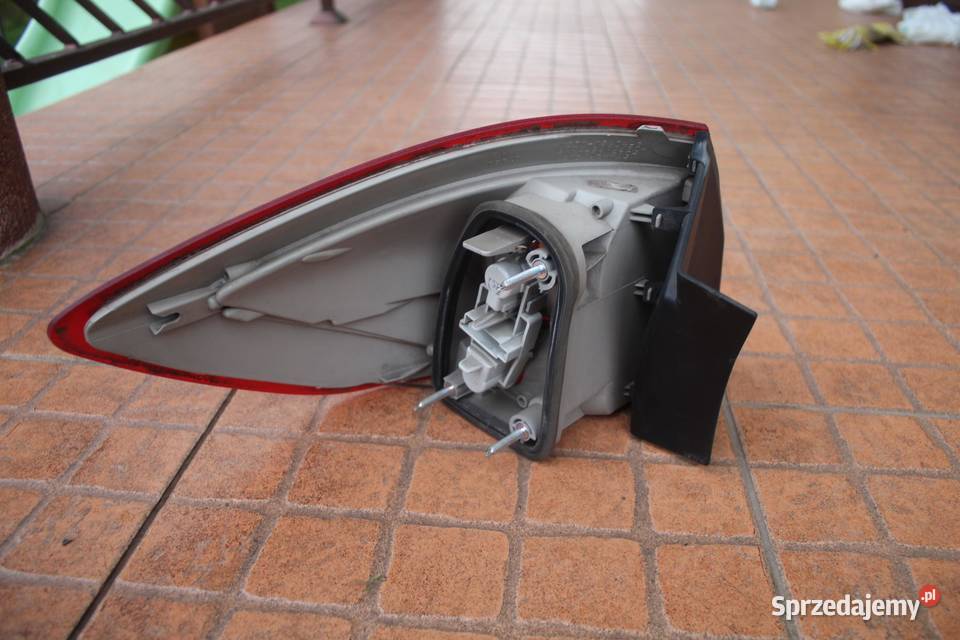 LAMPA PRAWY TYŁ FORD MONDEO MK4 KOMBI 7S7113404B osobowe Lampy cofania