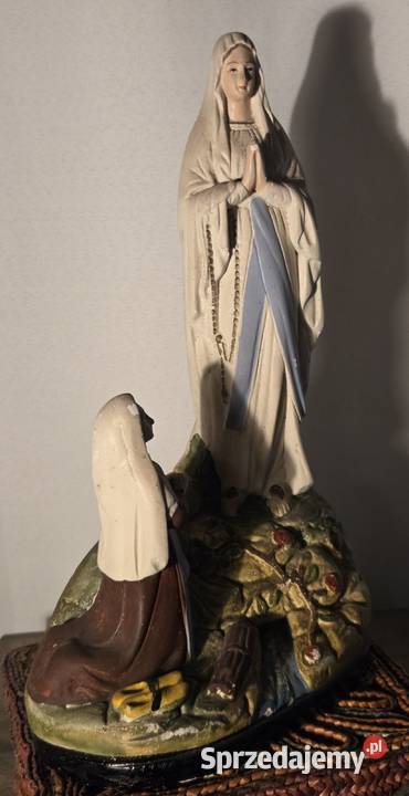 Stara figurka z gipsu Matka Boska z Bernadettą z Łask