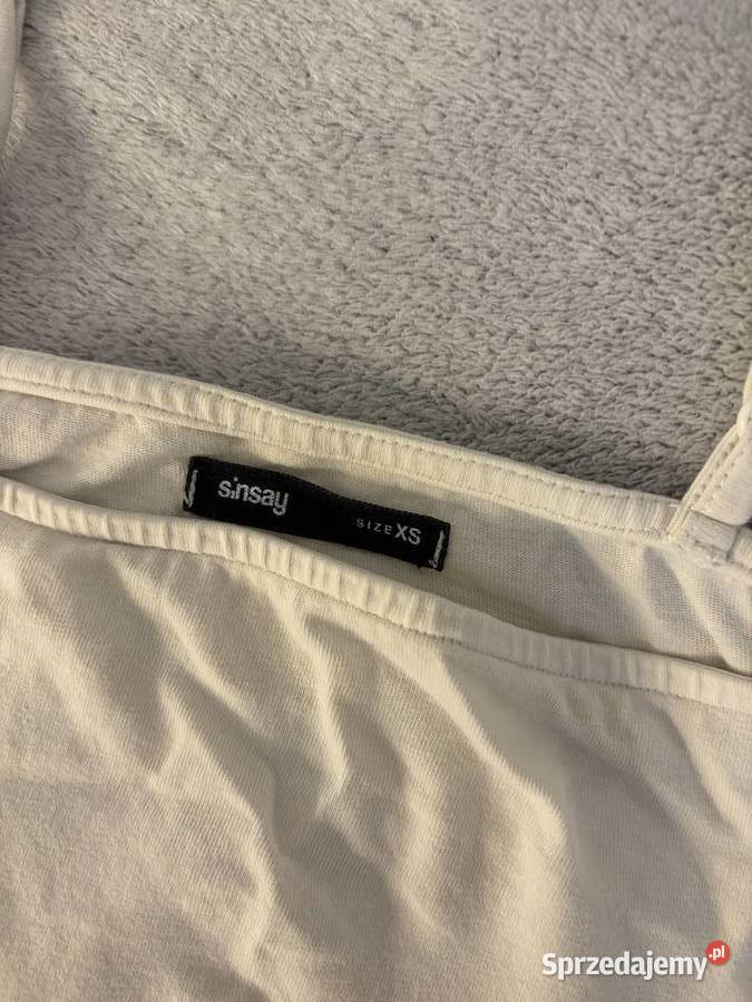 Biały crop top koszulka na ramiączkach Sinsay