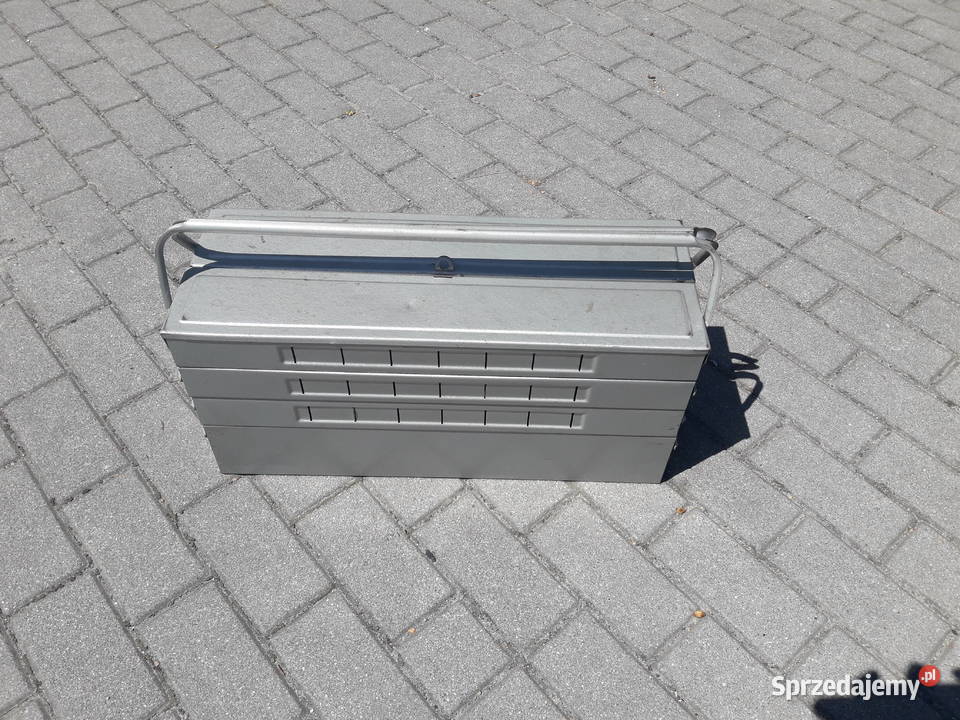 Metalowa skrzynka narzędziowa z okresu PRL u Gdynia