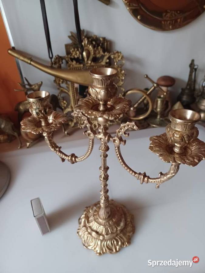Piękny masywny świecznik mosiężny
