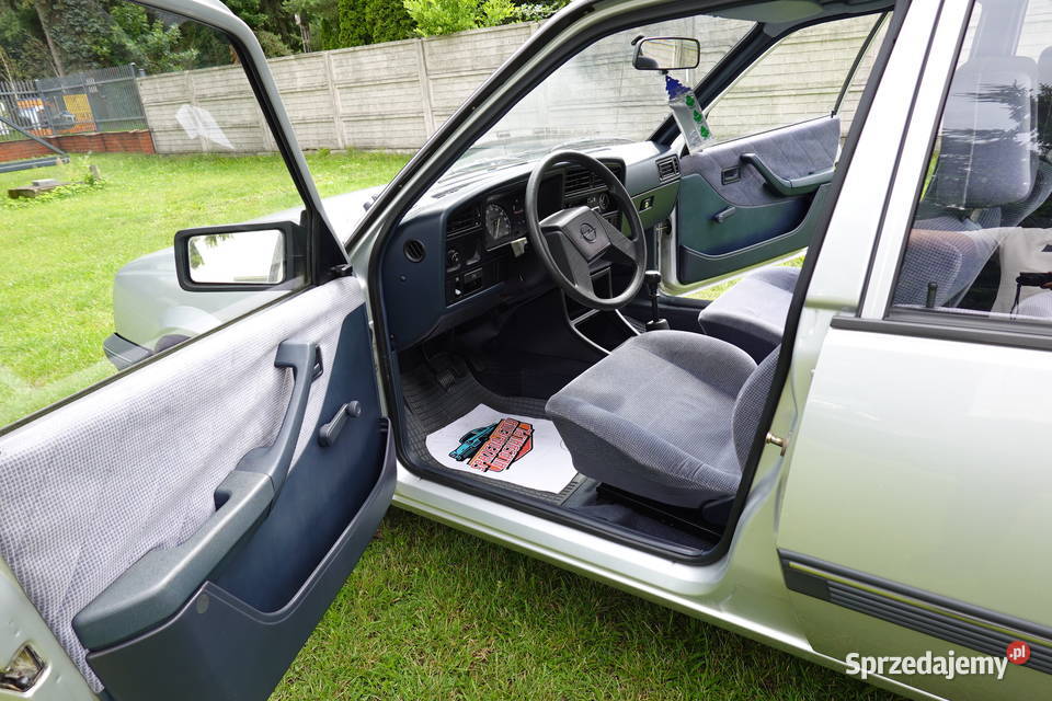 UNIKAT Opel Ascona C 1987 16 Benzyna 75 Przebieg radio Ascona Zgierz sprzedam