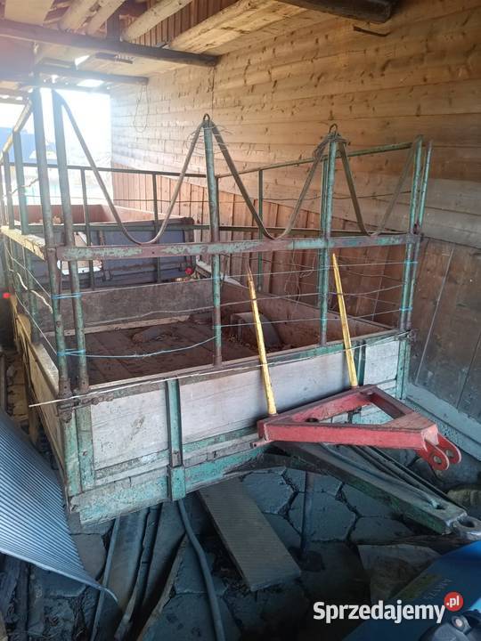 Przyczepa z możliwością przewozu bydła koni