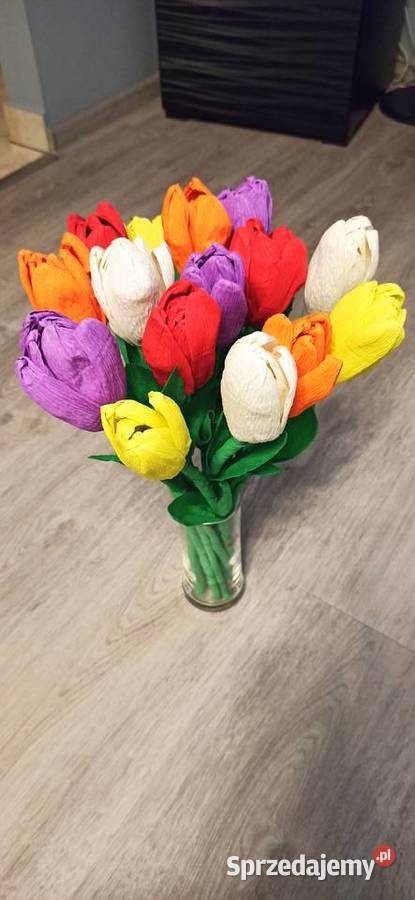Kwiat tulipan recznie robiony z bibuly krepiny