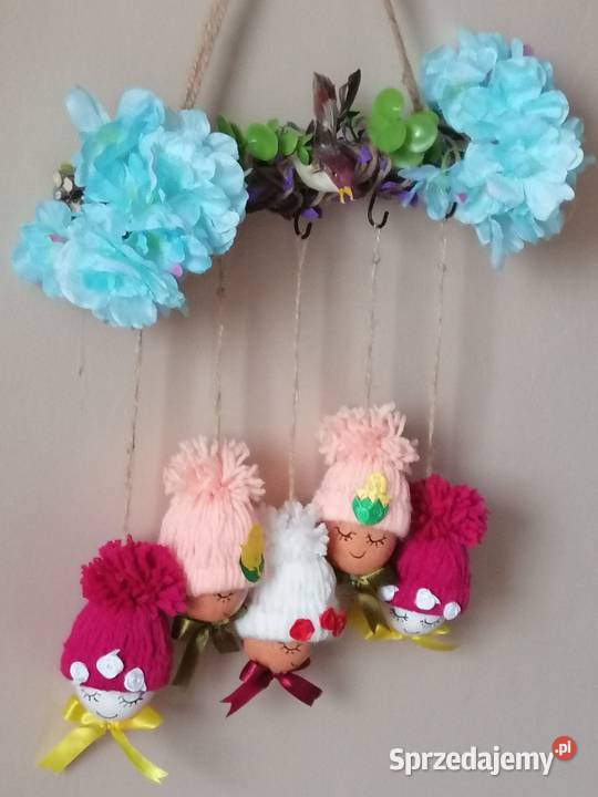 Zawieszka wielkanocna z jajek w czapeczkach