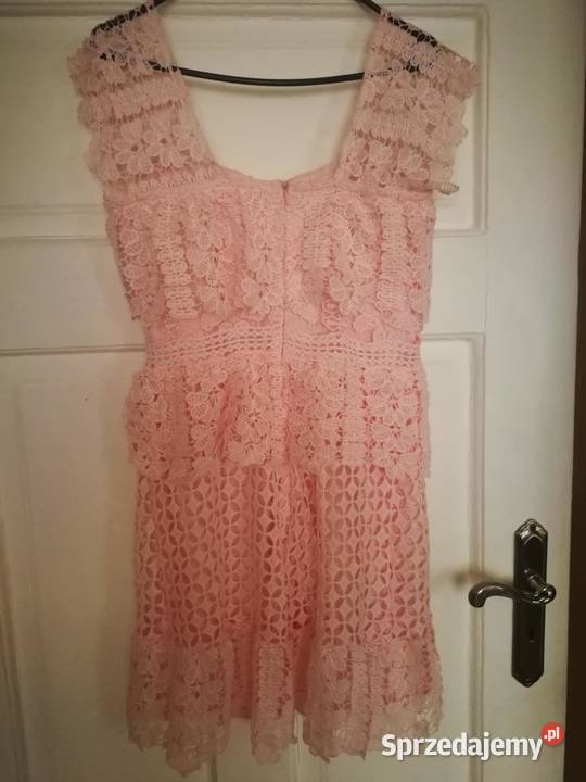 Różowakoronkowa sukienka