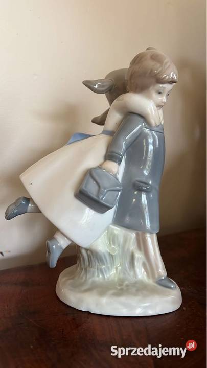 Figurka chłopca z teczką i z dziewczynką Z Gdańsk