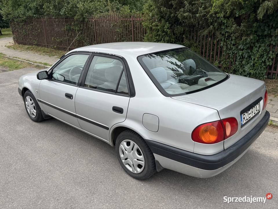 Toyota Corolla 14 swiezo serwisie niski przebieg srebrny Ostrowiec Świętokrzyski