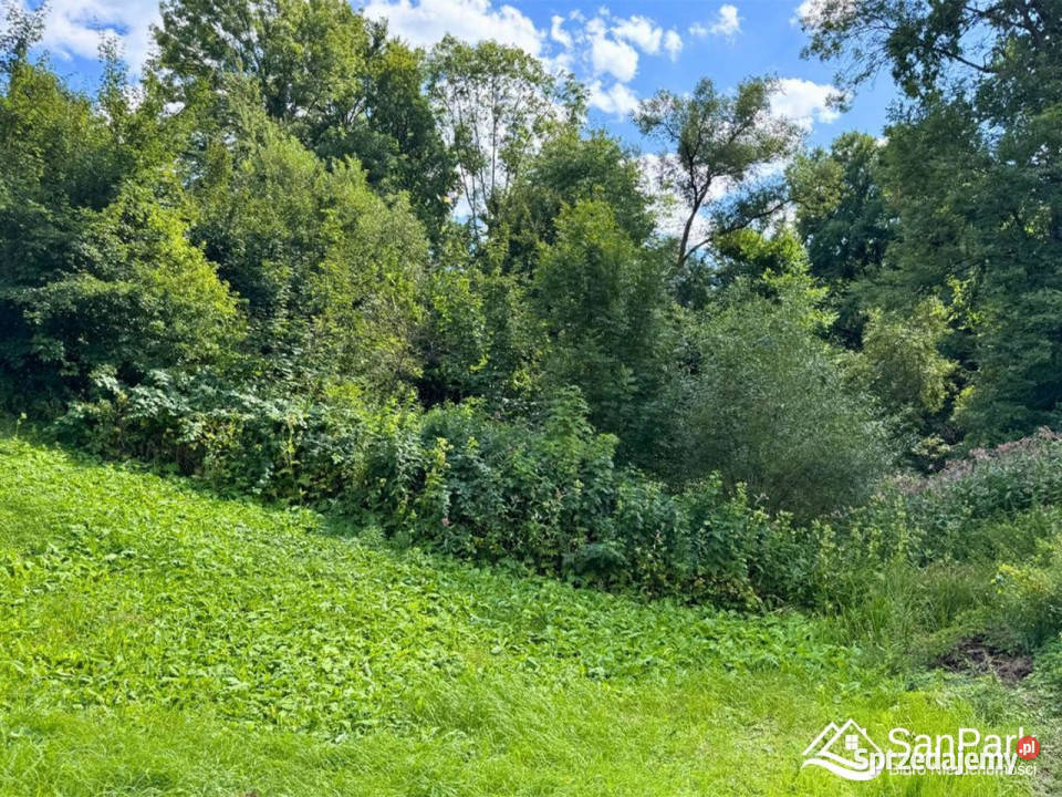 Grunt 1620m2 Lesko szambo