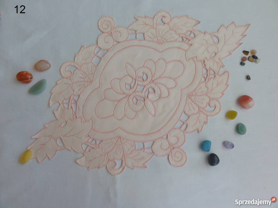 Urocza serwetka bogato haftowana jasno różowa Lublin