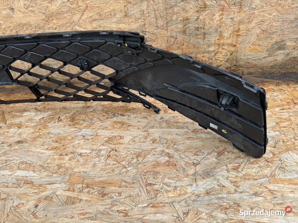 Środkowa kratka zderzaka przód vw golf 8 VIII Rok produkcji 2025 Międzychód